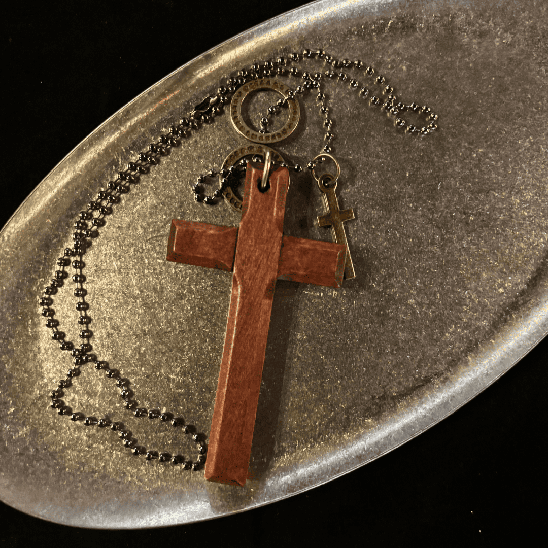Kiefernholz-Kreuz-Halskette