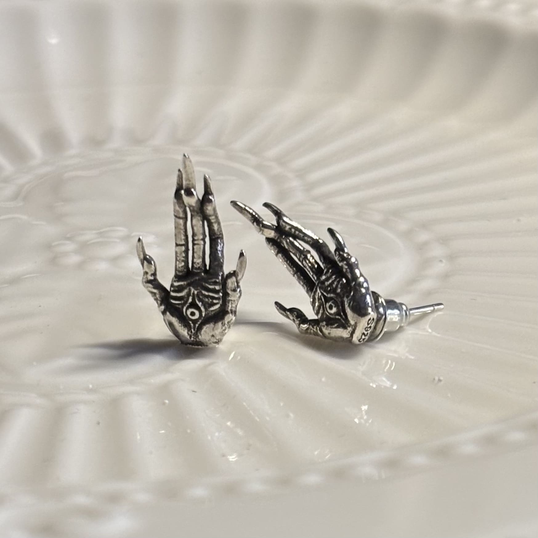 'Devil Hands'Earrings