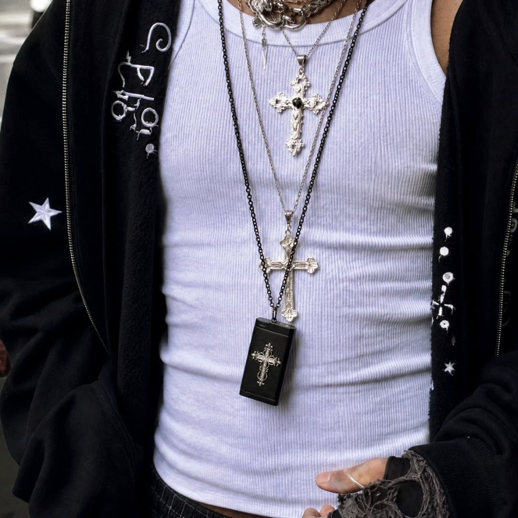 Portable gothic ashtray necklace for punk and alternative fashion